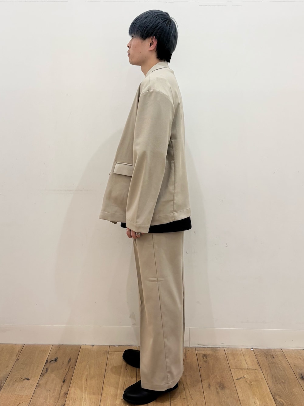 ブラック系のTシャツ/カットソー、ベージュ系のテーラードジャケット、ベージュ系のその他パンツを着用したメンズの春コーディネートの2枚目の写真