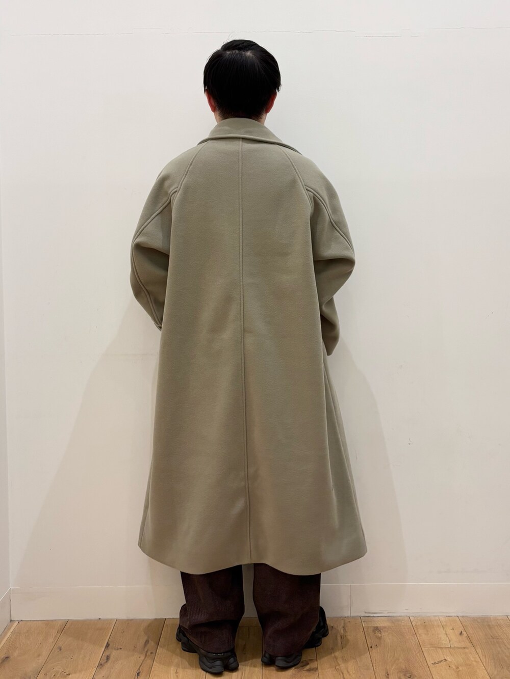 ベージュ系のその他アウター、ブラック系のニット/セーター、ブラウン系のその他パンツを着用したメンズの秋コーディネートの4枚目の写真