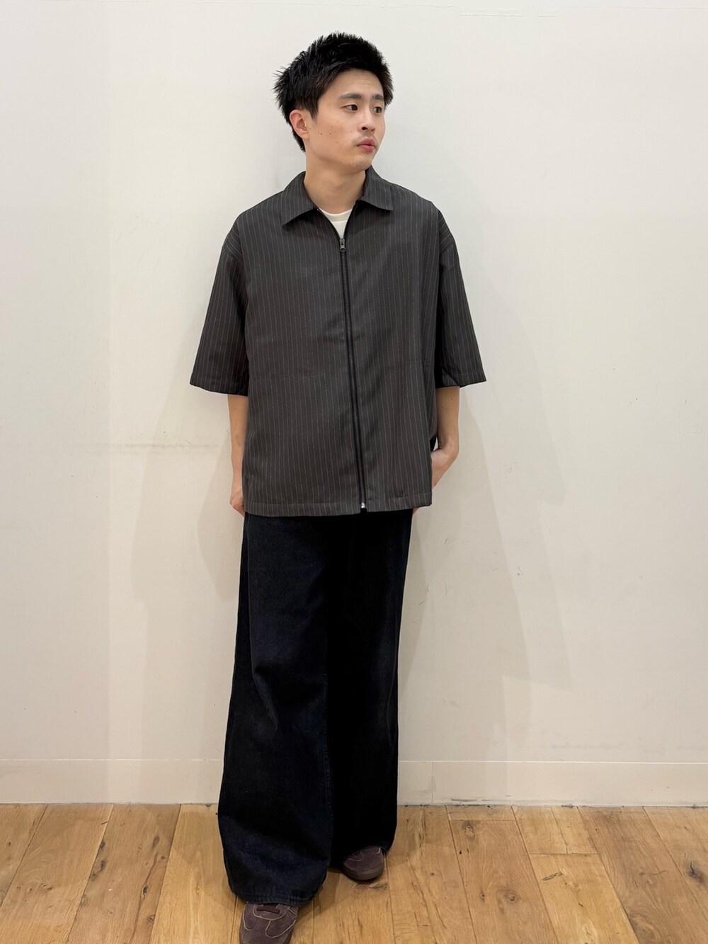 ホワイト系のTシャツ/カットソー、グレー系のシャツ/ブラウス、ブルー系のデニムパンツを着用したメンズの夏コーディネートの2枚目の写真