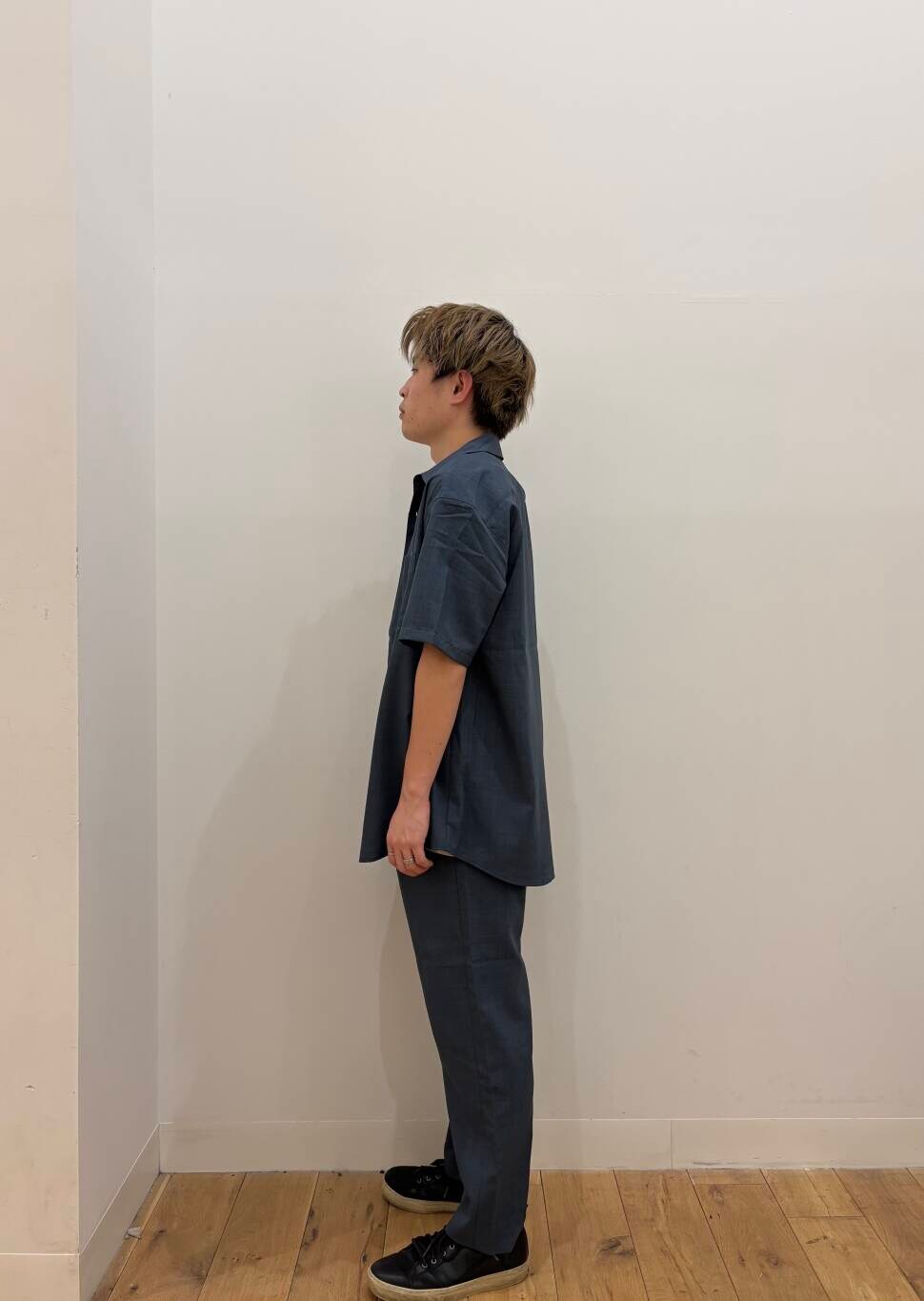 ブルー系のシャツ/ブラウス、ブルー系のその他パンツ、ベージュ系のタンクトップを着用したメンズの春コーディネートの3枚目の写真