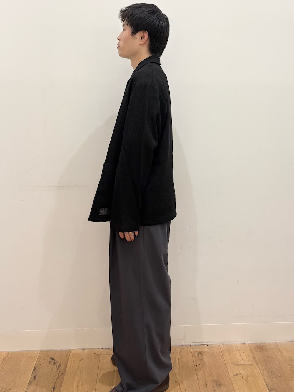 ブラック系のその他アウター、ホワイト系のTシャツ/カットソー、グレー系のその他パンツを着用したメンズの秋コーディネートの2枚目の写真