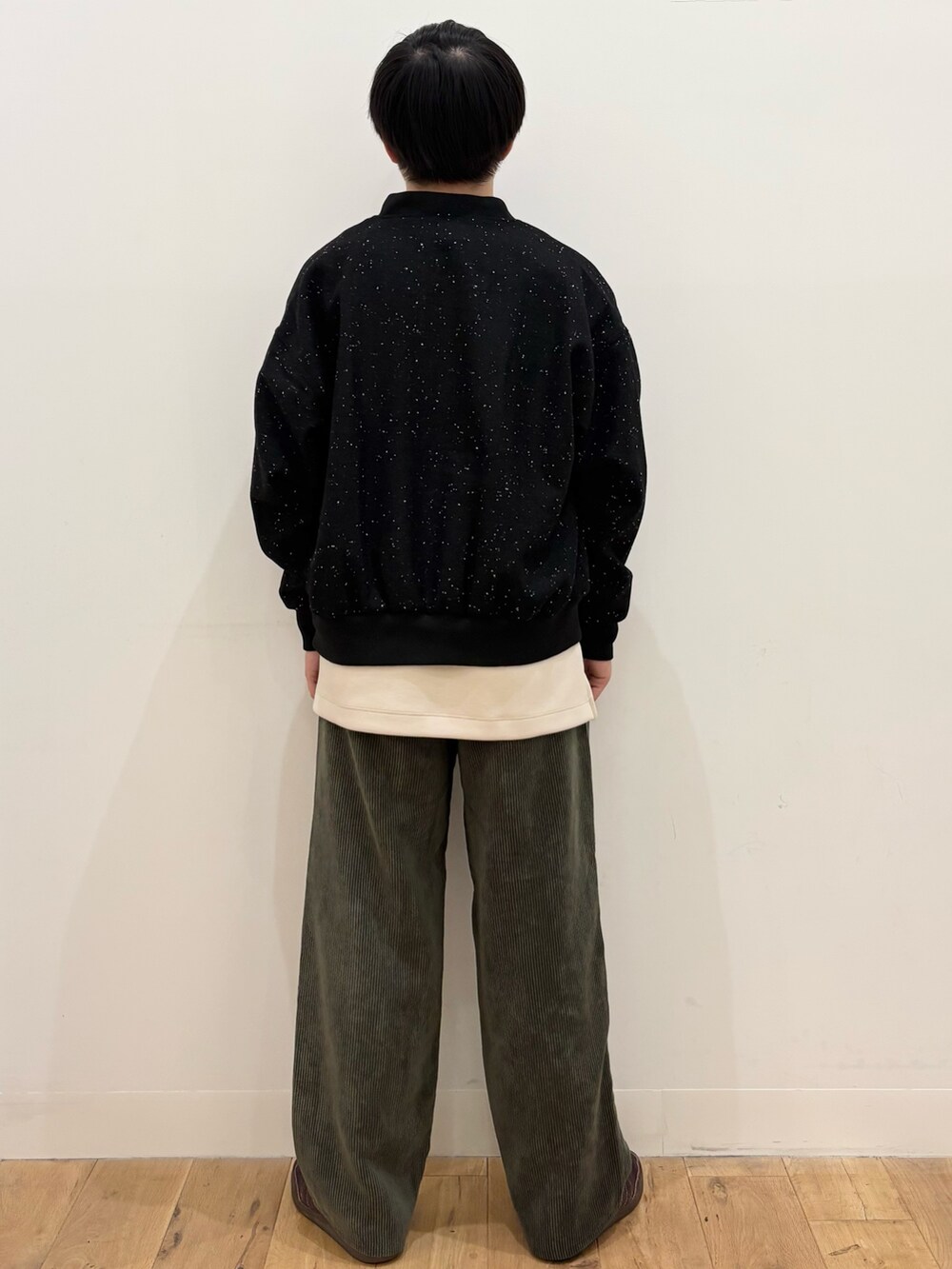 ブラック系のブルゾン、グリーン系のその他パンツ、ベージュ系のTシャツ/カットソーを着用したメンズの秋コーディネートの4枚目の写真