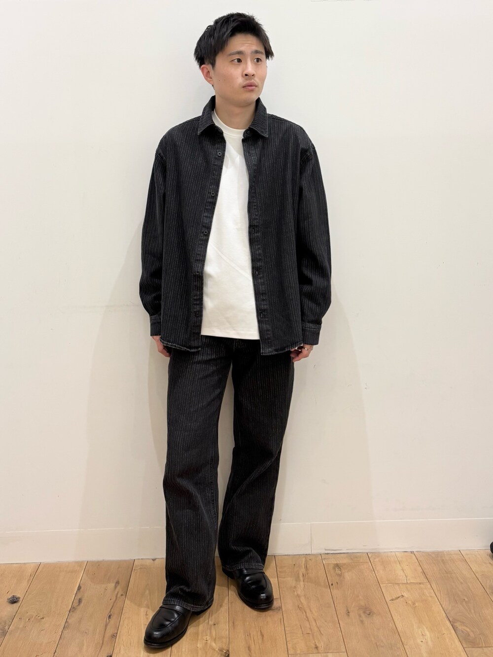 ホワイト系のTシャツ/カットソー、ブラック系のシャツ/ブラウス、ブラック系のその他パンツを着用したメンズの冬コーディネートの2枚目の写真