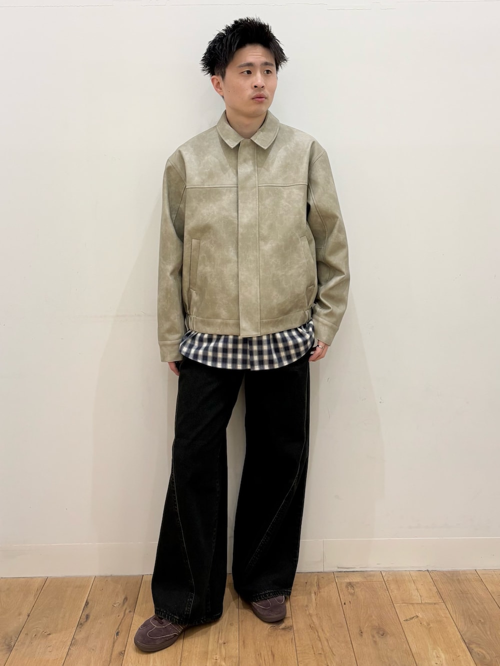 ブルー系のシャツ/ブラウス、ベージュ系のブルゾン、ブラック系のデニムパンツを着用したメンズの冬コーディネートの2枚目の写真