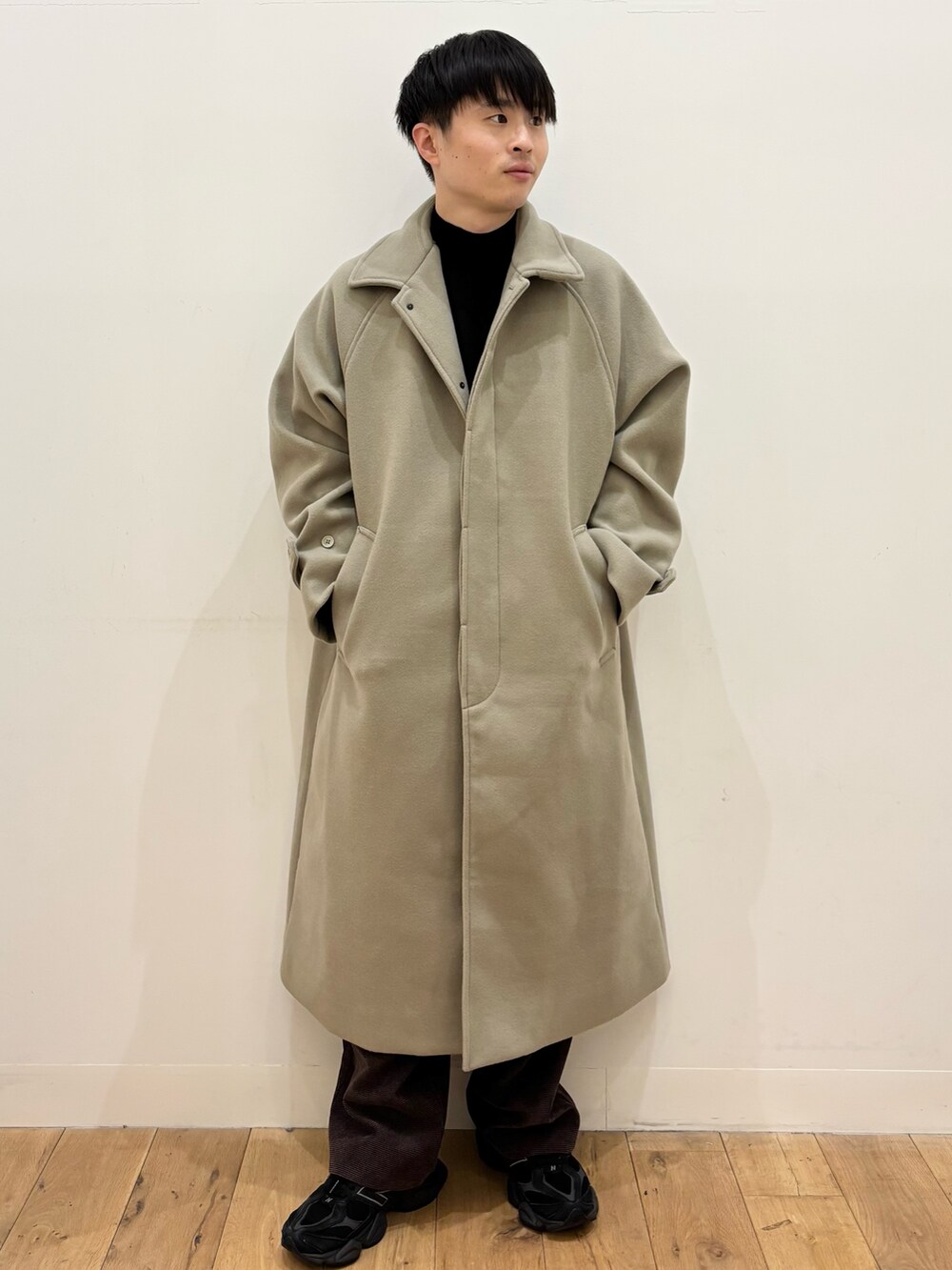 ベージュ系のその他アウター、ブラック系のニット/セーター、ブラウン系のその他パンツを着用したメンズの秋コーディネートの2枚目の写真