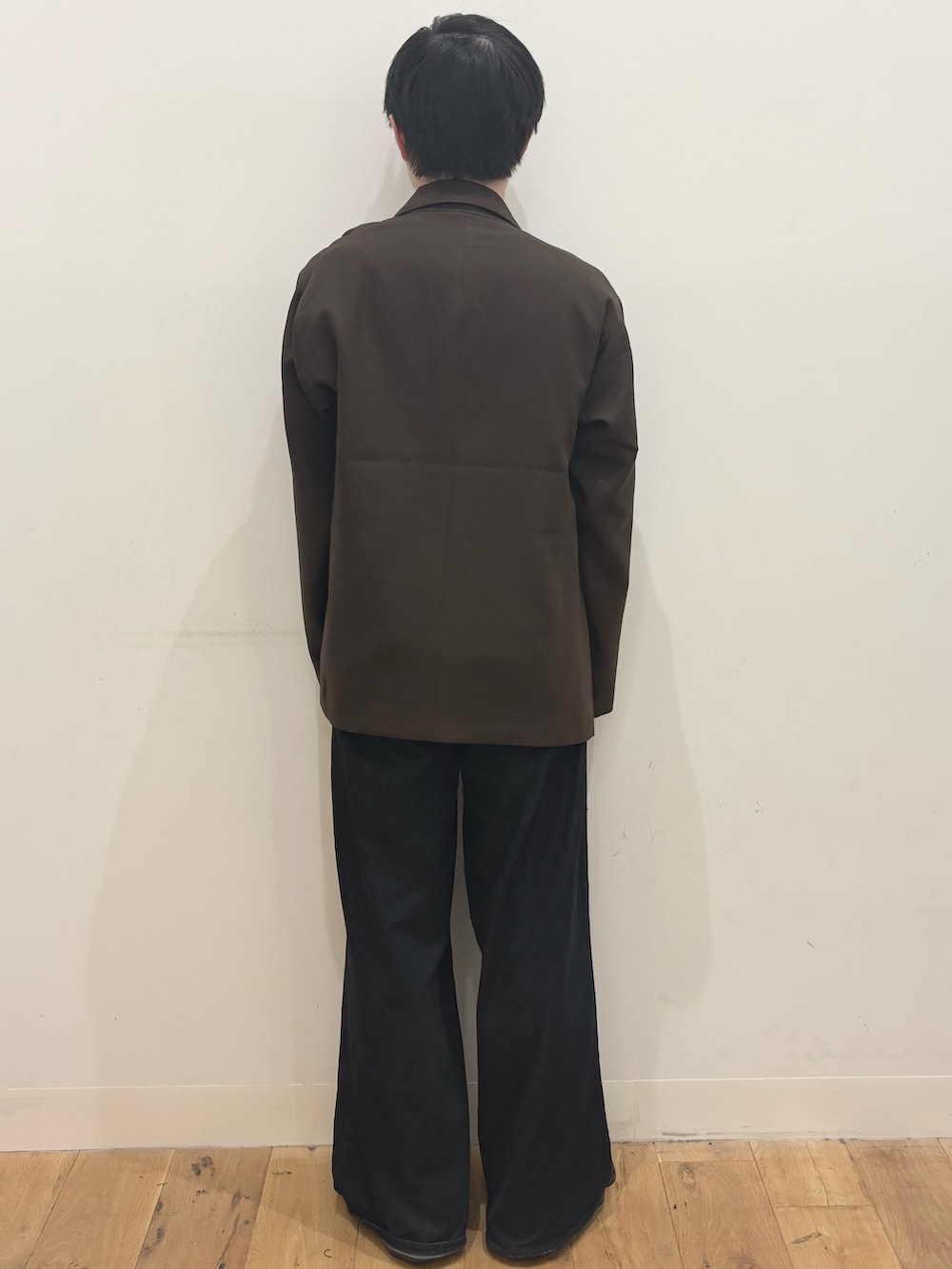 ブルー系のデニムパンツ、ブラウン系のその他アウターを着用したメンズの秋コーディネートの4枚目の写真