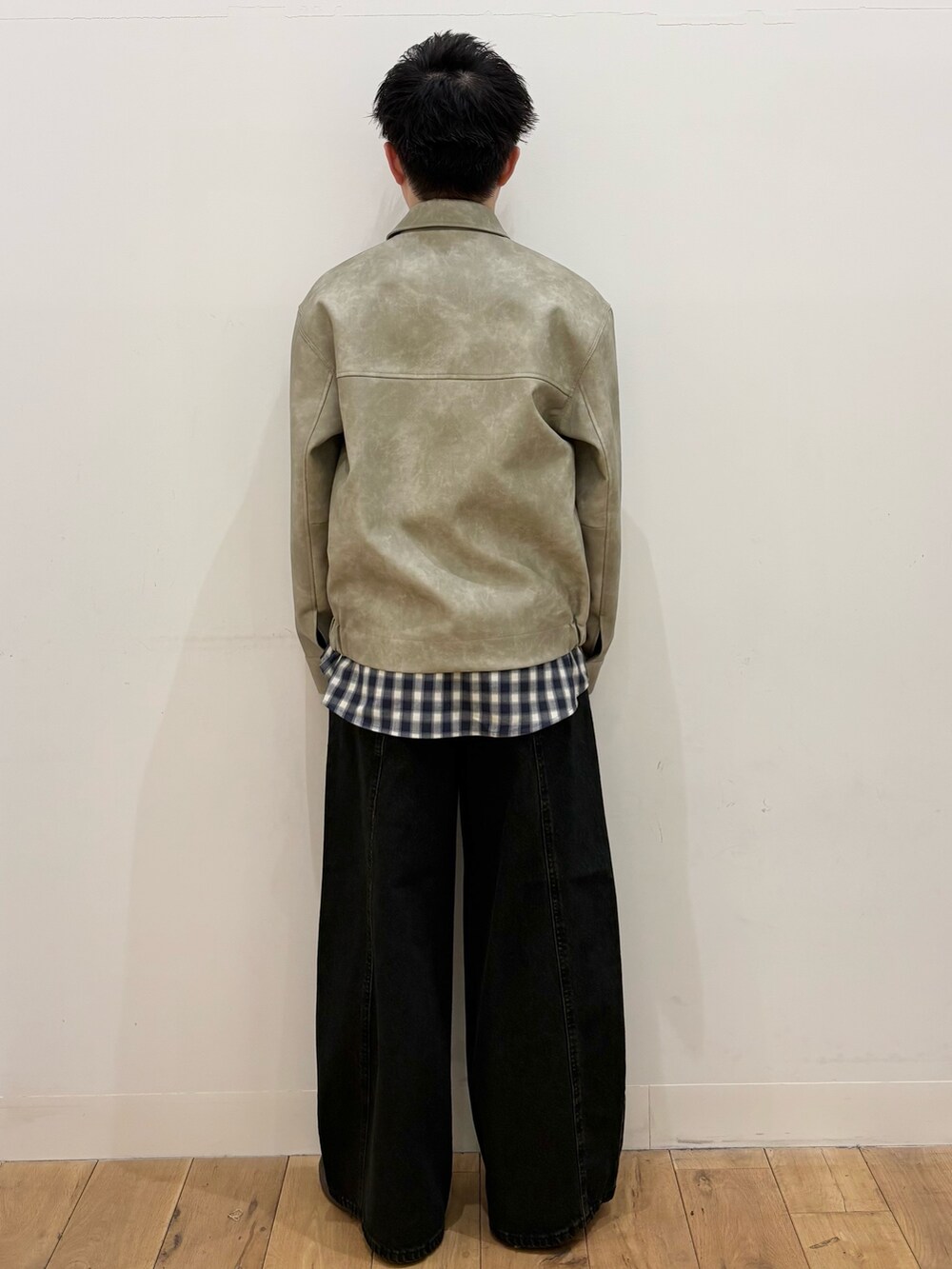 ブルー系のシャツ/ブラウス、ベージュ系のブルゾン、ブラック系のデニムパンツを着用したメンズの冬コーディネートの4枚目の写真