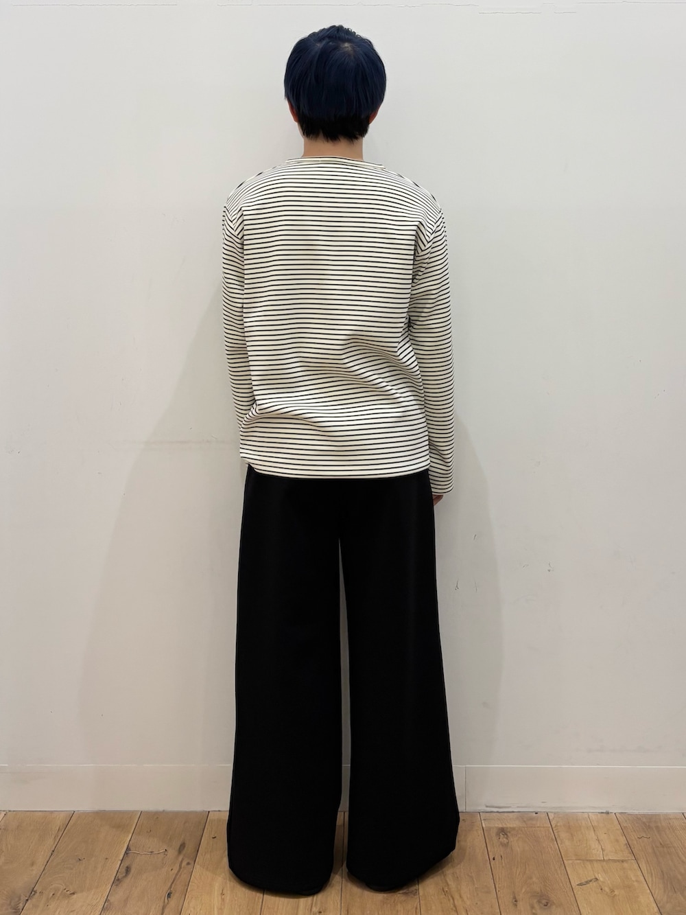 ブラック系のその他パンツ、ホワイト系のTシャツ/カットソー、ブラック系のローファーを着用したメンズの春コーディネートの3枚目の写真