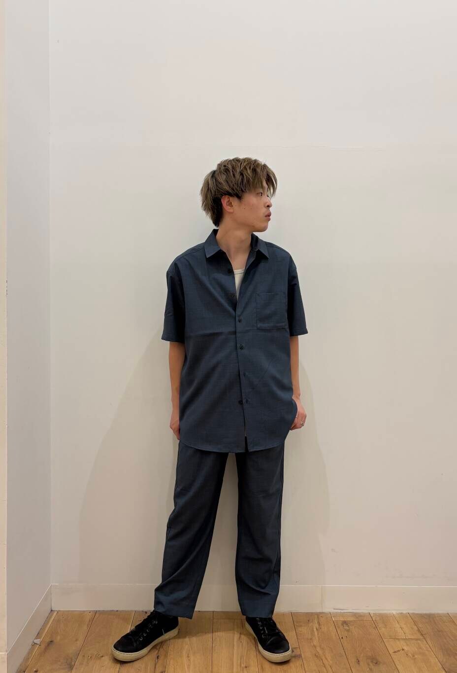 ブルー系のシャツ/ブラウス、ブルー系のその他パンツ、ベージュ系のタンクトップを着用したメンズの春コーディネートの2枚目の写真