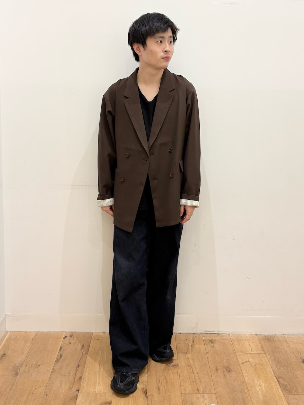 ブルー系のデニムパンツ、ブラウン系のその他アウターを着用したメンズの秋コーディネートの2枚目の写真