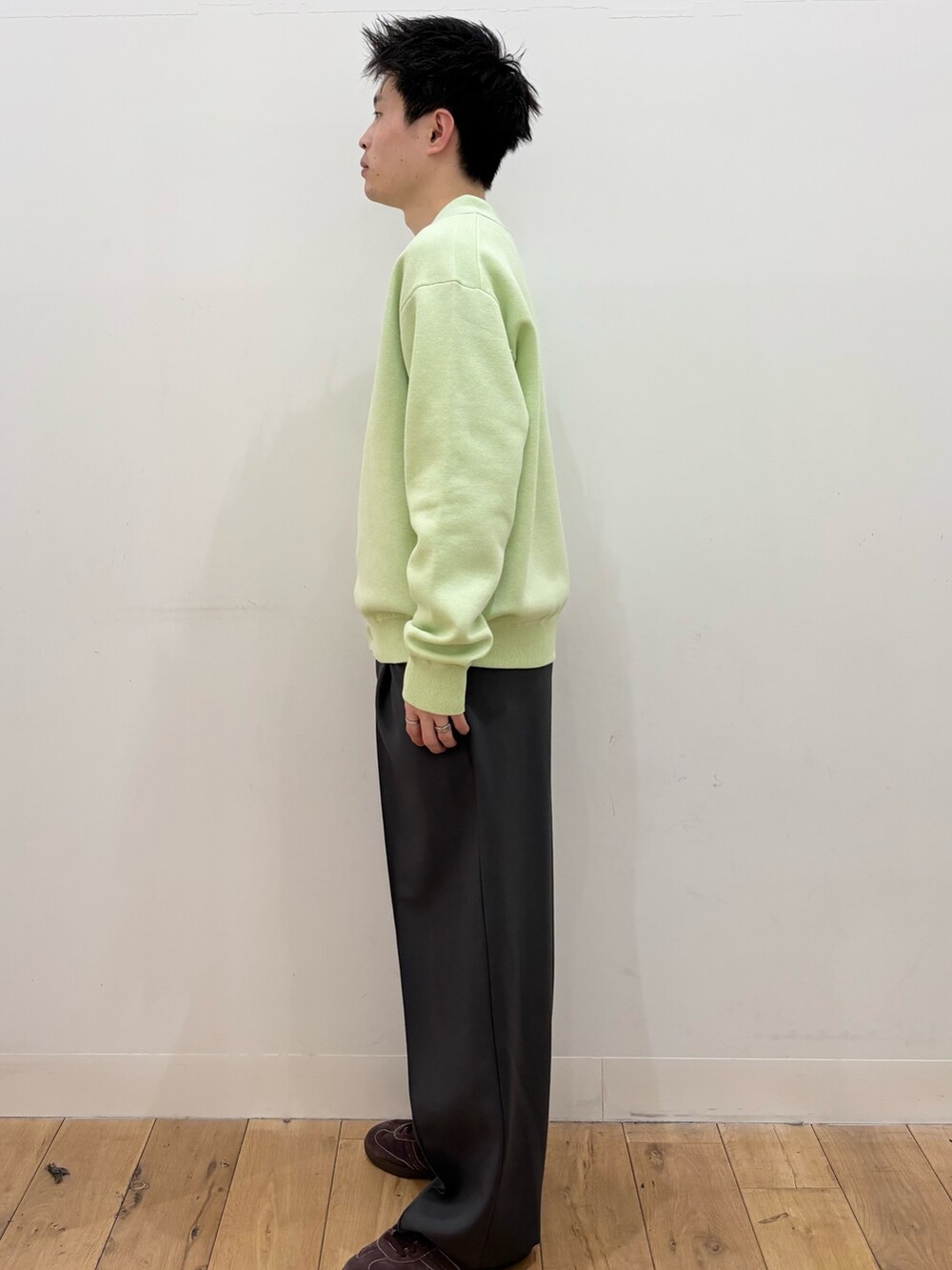 グリーン系のカーディガン/ボレロ、ブルー系のその他パンツを着用したメンズの冬コーディネートの2枚目の写真