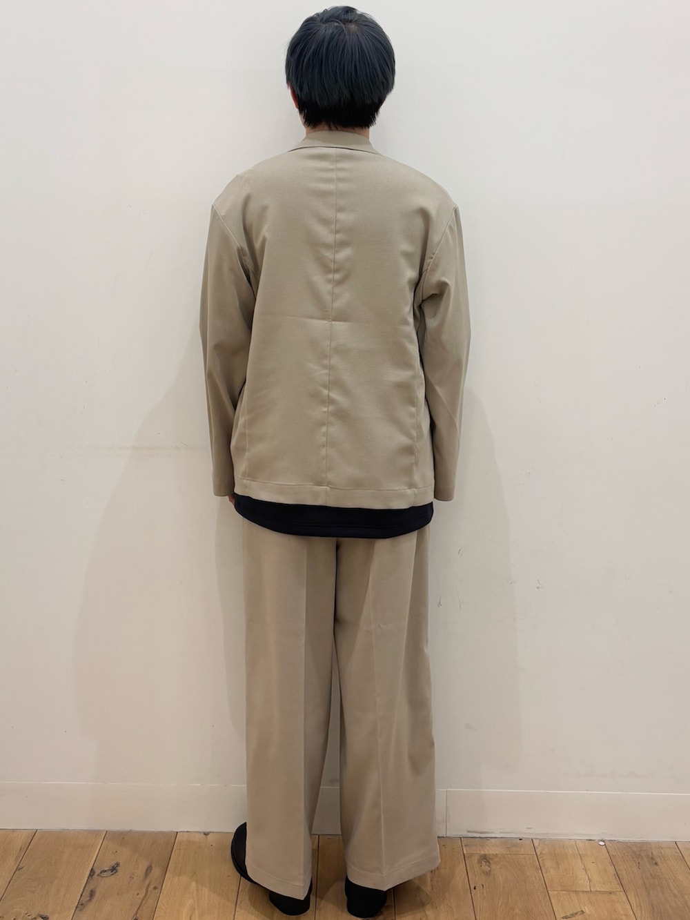 ブラック系のTシャツ/カットソー、ベージュ系のテーラードジャケット、ベージュ系のその他パンツを着用したメンズの春コーディネートの3枚目の写真