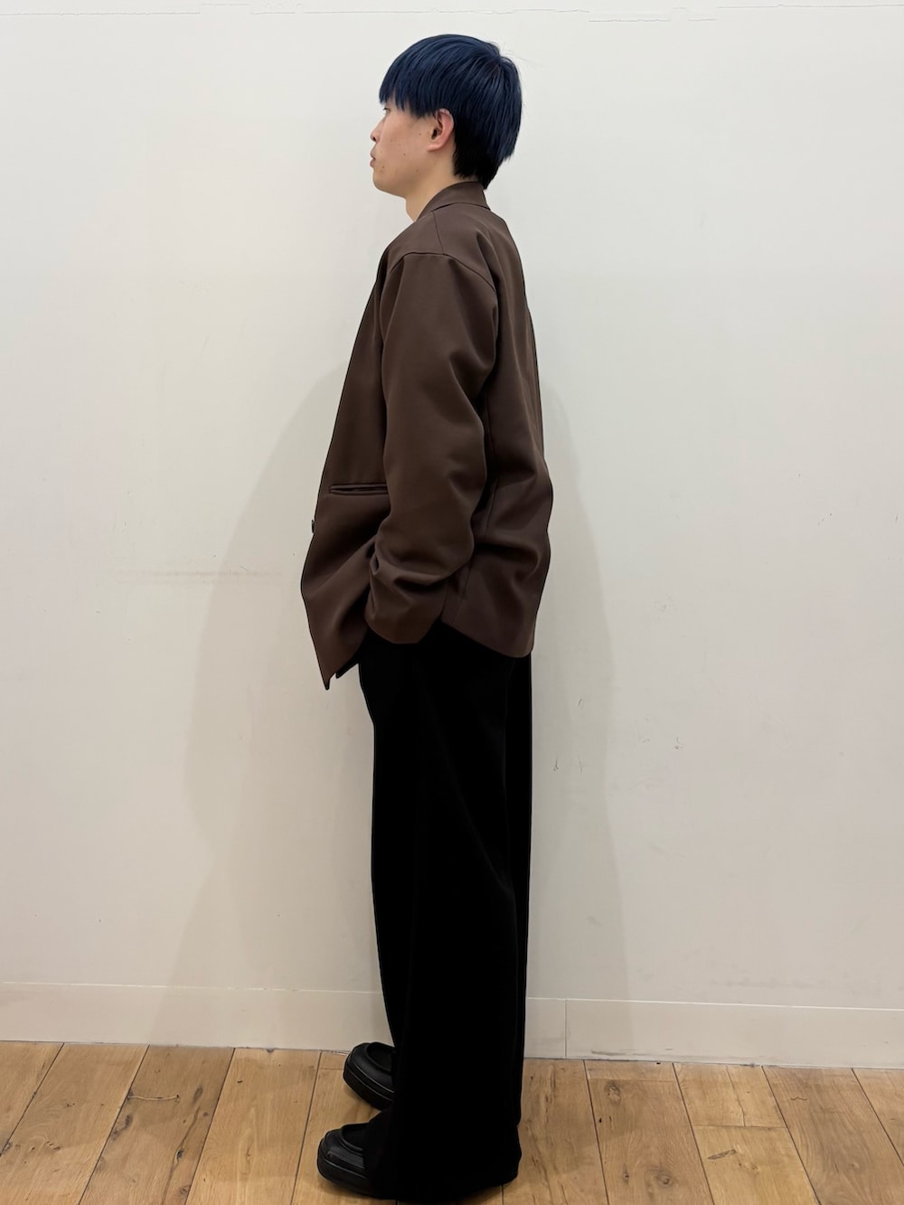 ブラウン系のその他アウター、ホワイト系のTシャツ/カットソー、ブラック系のその他パンツを着用したメンズの春コーディネートの2枚目の写真