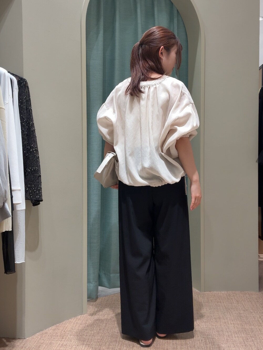 ベージュ系のシャツ/ブラウス、ブラック系のその他パンツ、ベージュ系のサンダルを着用したレディースの夏コーディネートの2枚目の写真