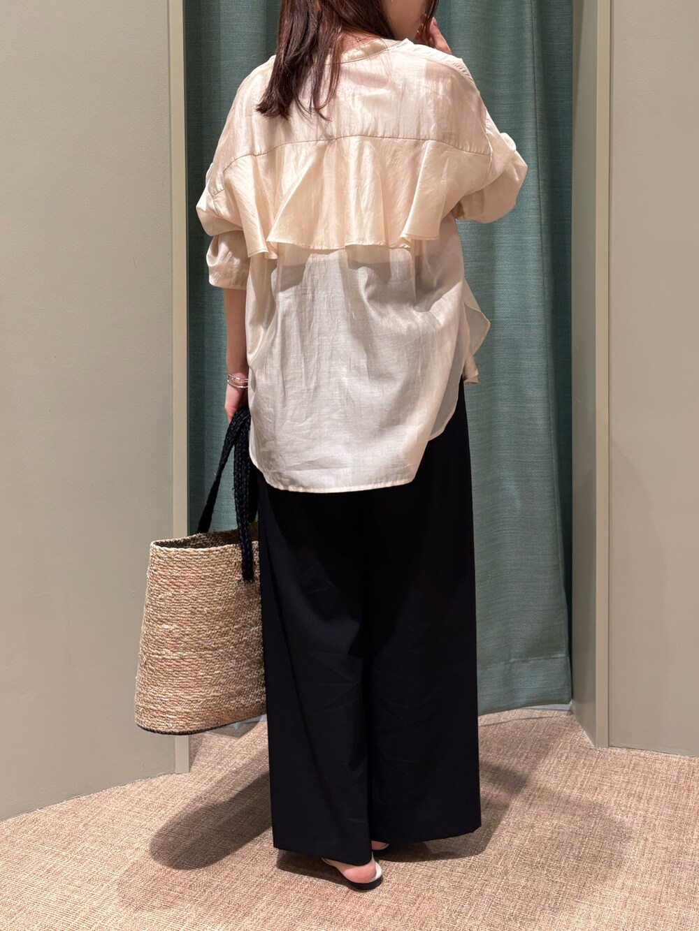 ホワイト系のキャミソール、ベージュ系のシャツ/ブラウス、ブラック系のその他パンツを着用したレディースの春コーディネートの2枚目の写真