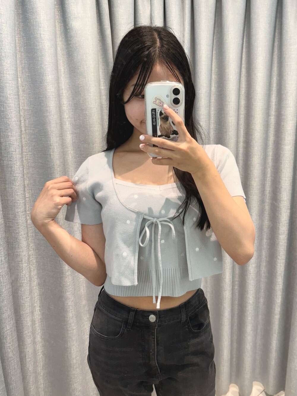 ブルー系のカーディガン/ボレロ、ブラック系のデニムパンツ、ブラック系のサンダルを着用したレディースの夏コーディネートの3枚目の写真