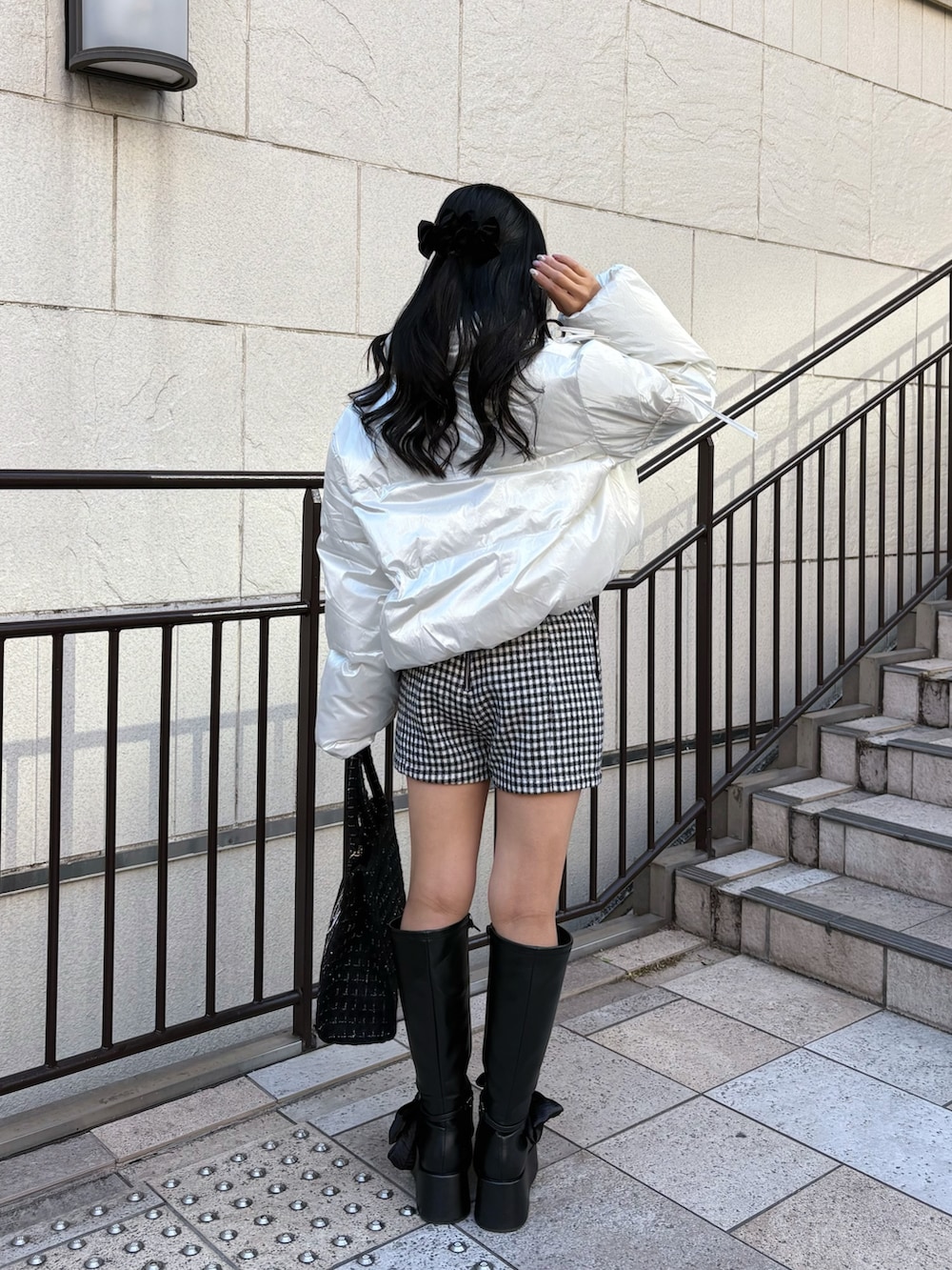 ブラック系のニット/セーター、ホワイト系のダウンジャケット/コート、その他のその他パンツを着用したレディースの冬コーディネートの5枚目の写真