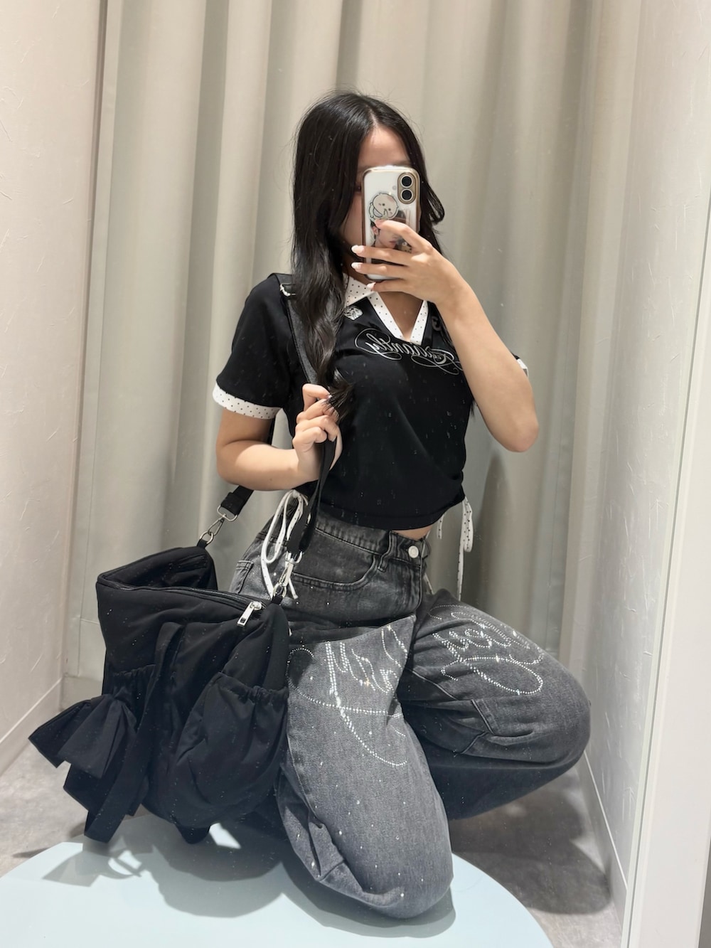 ブラック系のその他パンツ、ブラック系のTシャツ/カットソー、ブラック系のボストンバッグを着用したレディースの春コーディネートの4枚目の写真