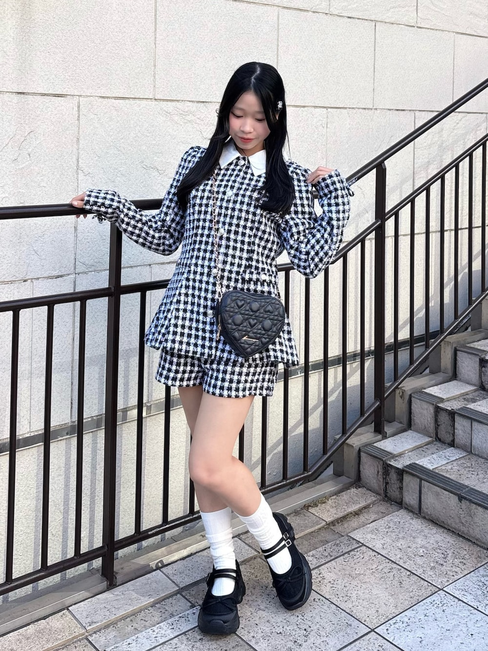 ブラック系のショルダーバッグ、その他のシャツ/ブラウス、その他のその他パンツを着用したレディースの冬コーディネートの2枚目の写真