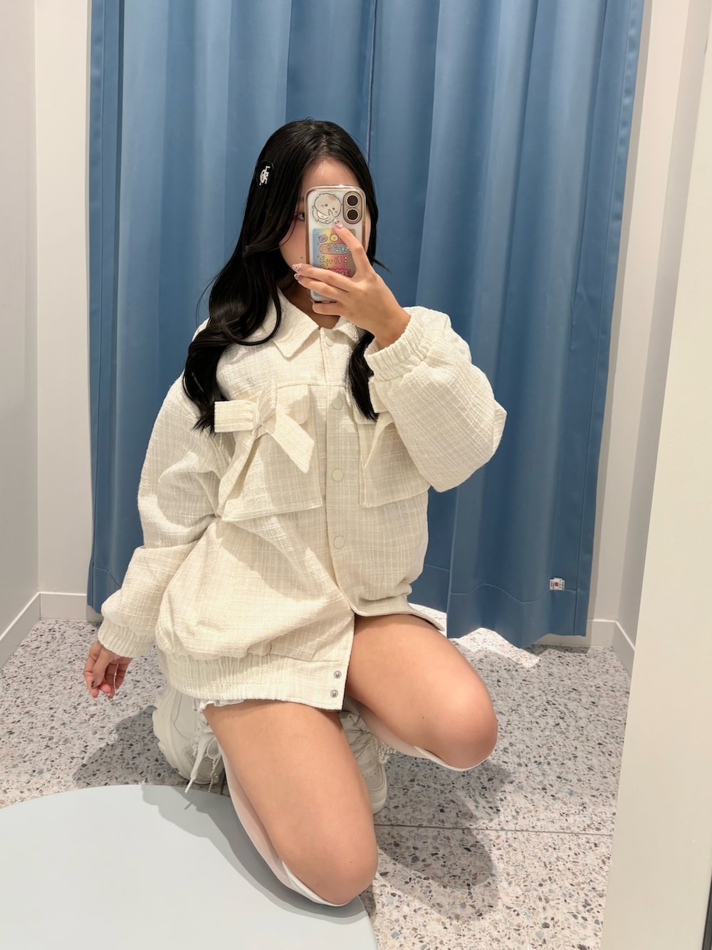 ホワイト系のブルゾン、ホワイト系のその他パンツ、ホワイト系のスニーカーを着用したレディースの冬コーディネートの2枚目の写真