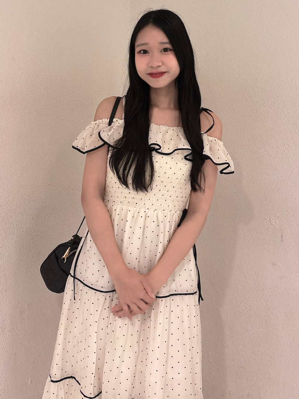 その他のワンピース、ホワイト系のサンダル、ブラック系のボストンバッグを着用したレディースの夏コーディネートの5枚目の写真