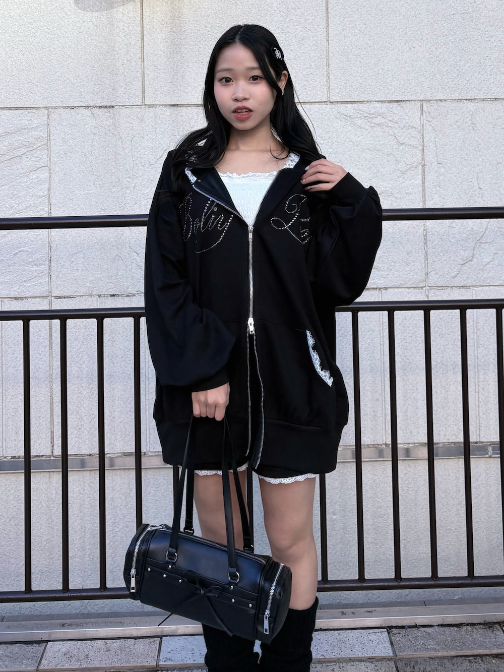 ブラック系のパーカー、ブラック系のその他パンツ、ブラック系のスニーカーを着用したレディースの冬コーディネートの2枚目の写真