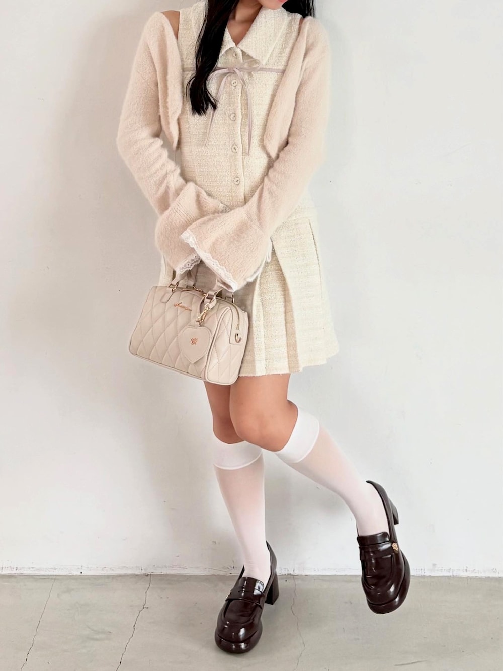 ホワイト系のワンピース、ブラウン系のローファー、ホワイト系のボストンバッグを着用したレディースの夏コーディネートの3枚目の写真