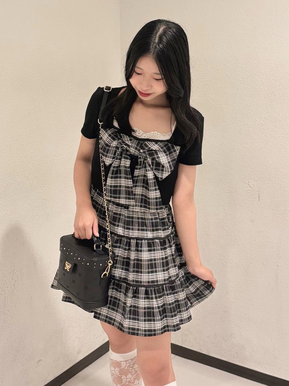 ブラック系のワンピース、ブラック系のローファー、ブラック系のショルダーバッグを着用したレディースの夏コーディネートの2枚目の写真