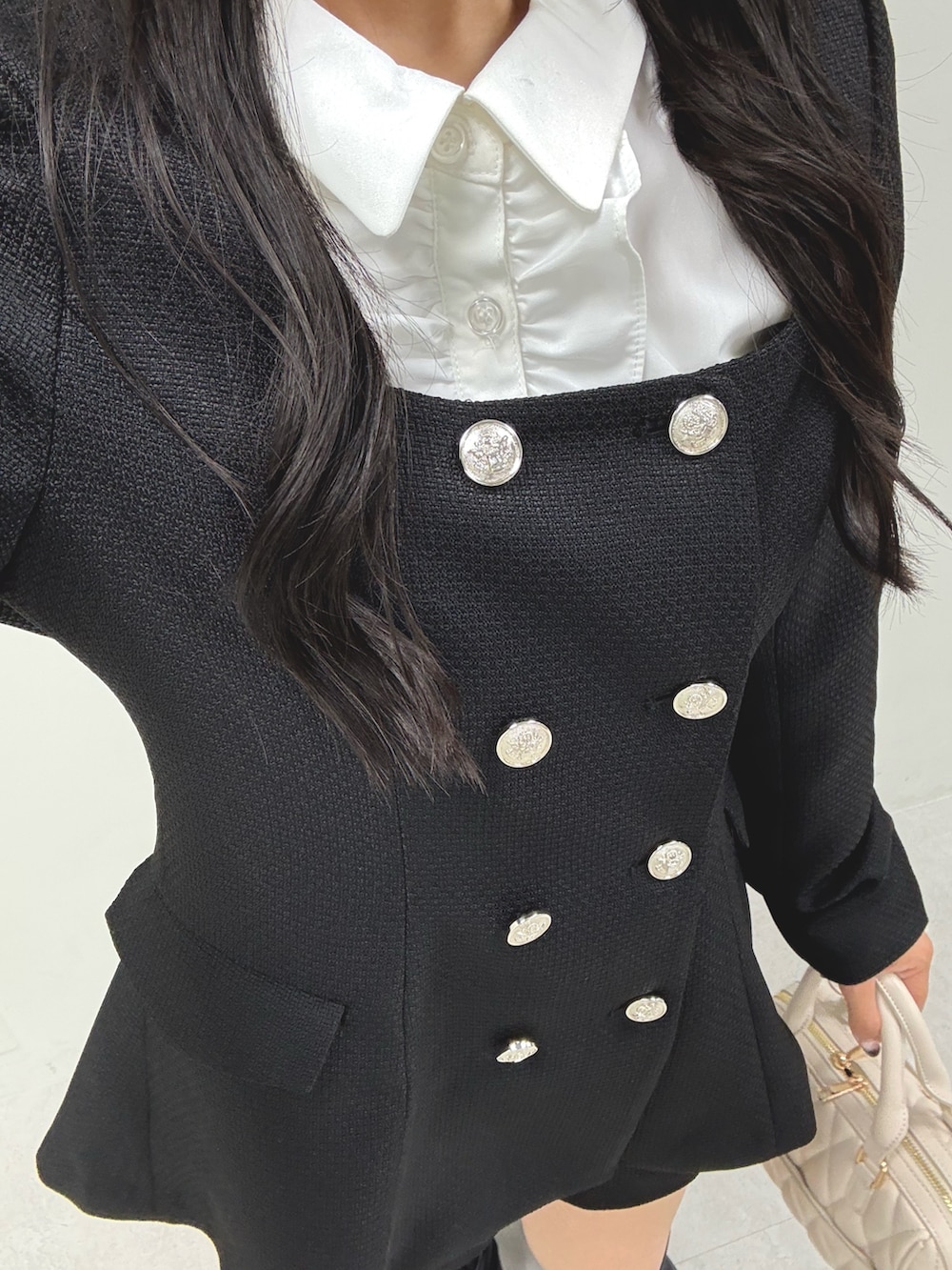 ブラック系のノーカラージャケット、ブラック系のブーツ、ブラック系のその他パンツを着用したレディースの秋コーディネートの4枚目の写真