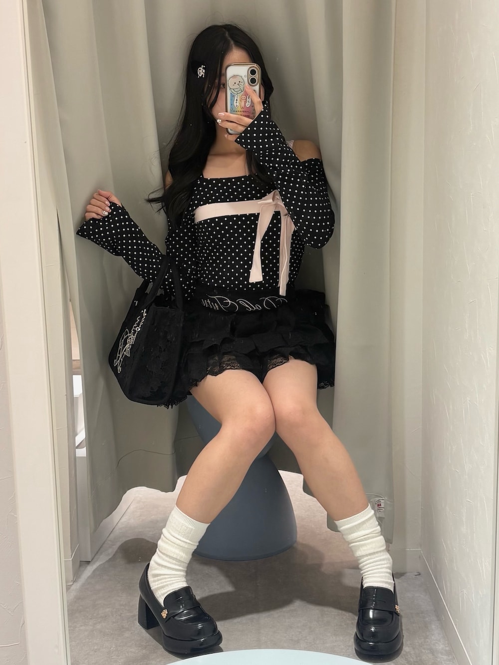 ブラック系のスカート、ブラック系のTシャツ/カットソー、ブラック系のローファーを着用したレディースの春コーディネートの3枚目の写真