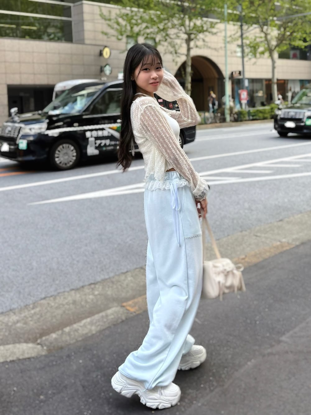 ブルー系のスウェットパンツ、ホワイト系のカーディガン/ボレロ、ホワイト系のその他シューズを着用したレディースの春コーディネートの4枚目の写真