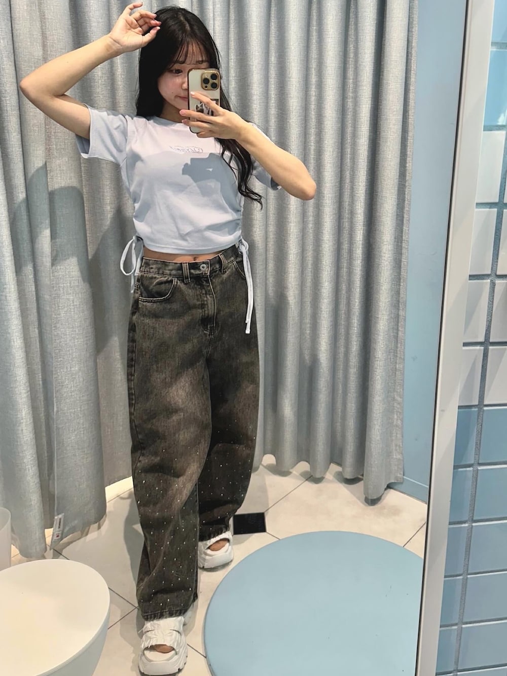 「韓国ファッション、デニムコーデ、低身長女子、春夏コーデ、お出かけコーデ、ブルー、デニム、ootd、OLIVE des OLIVE、骨格ナチュラル、春色、休日スタイル、プチプラ、アウトドアスタイル、スポーツミックス」|「OLIVE des OLIVEのキラキラドロストTシャツ(Tシャツ/カットソー、ブルー系)」を使った、rikooliveさん(骨格ナチュラル・レディース・155cm)の春コーディネートの3枚目の写真