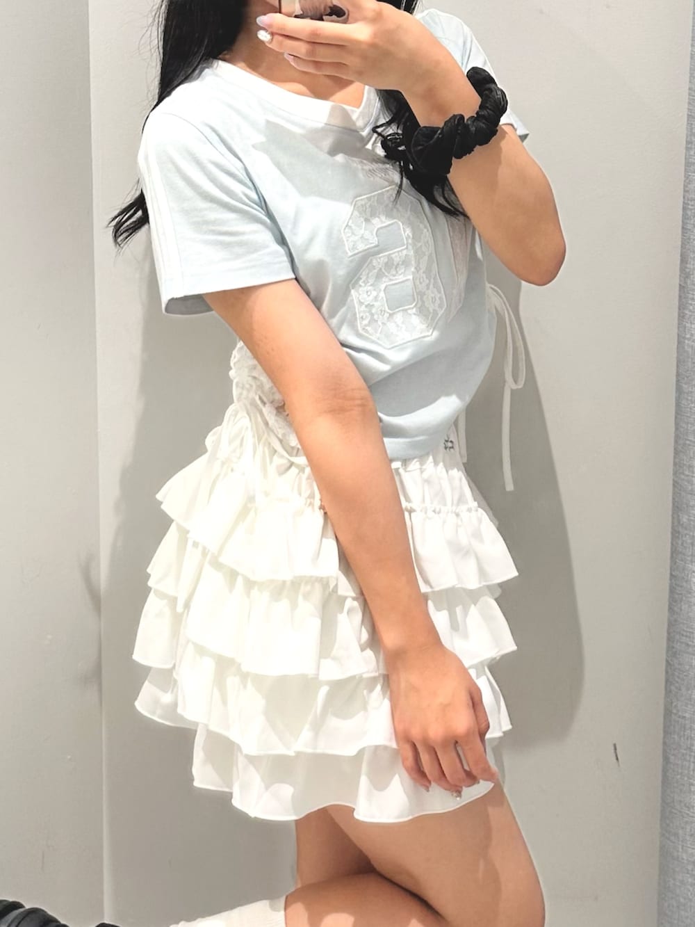 ホワイト系のスカート、ブルー系のTシャツ/カットソー、ブラック系のサンダルを着用したレディースの夏コーディネートの3枚目の写真