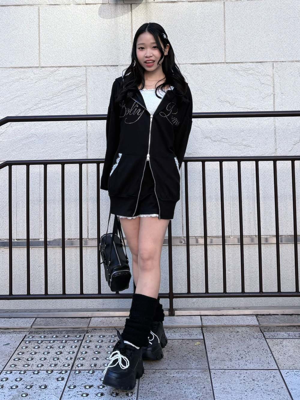 ブラック系のパーカー、ブラック系のその他パンツ、ブラック系のスニーカーを着用したレディースの冬コーディネートの4枚目の写真