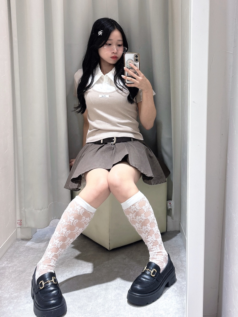 ベージュ系のTシャツ/カットソー、ブラウン系のスカート、ベージュ系のボストンバッグを着用したレディースの夏コーディネートの2枚目の写真