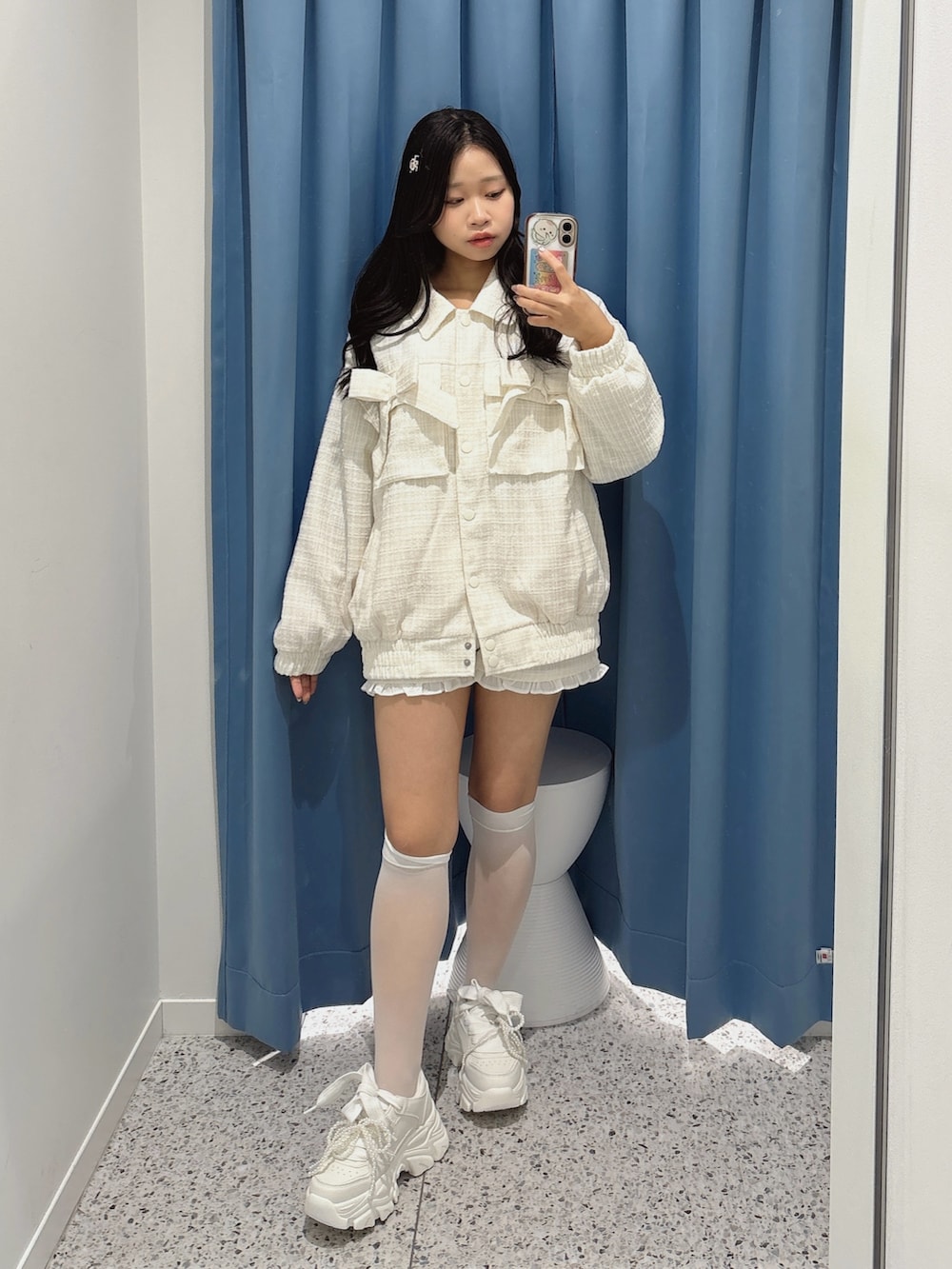 ホワイト系のブルゾン、ホワイト系のその他パンツ、ホワイト系のスニーカーを着用したレディースの冬コーディネートの3枚目の写真