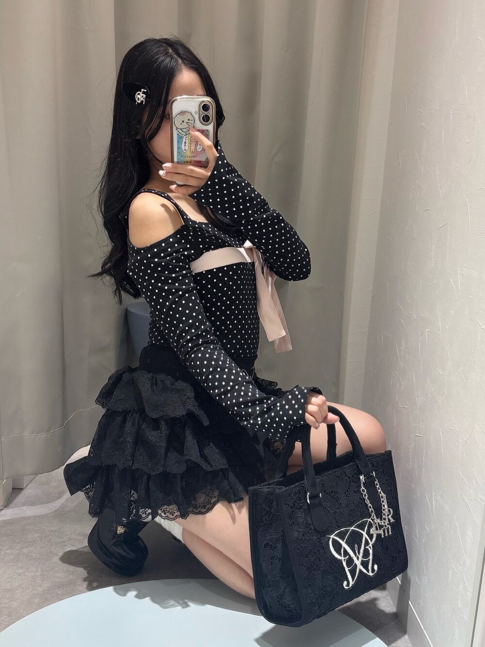 ブラック系のスカート、ブラック系のTシャツ/カットソー、ブラック系のローファーを着用したレディースの春コーディネートの2枚目の写真