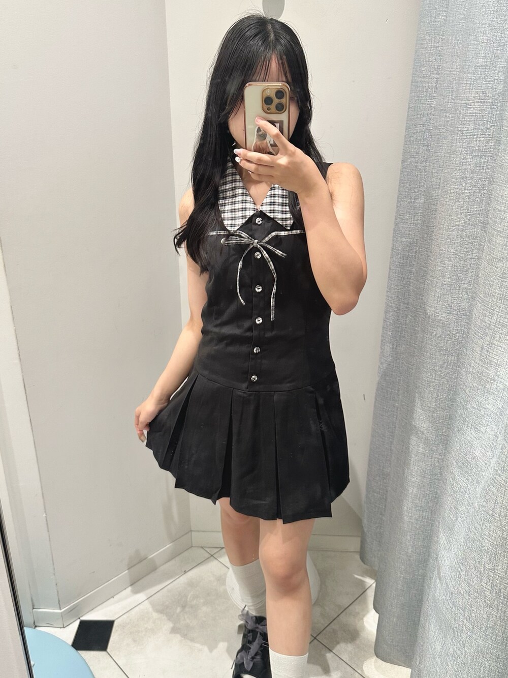 ブラック系のワンピース、ブルー系のカーディガン/ボレロ、ホワイト系のサンダルを着用したレディースの夏コーディネートの2枚目の写真
