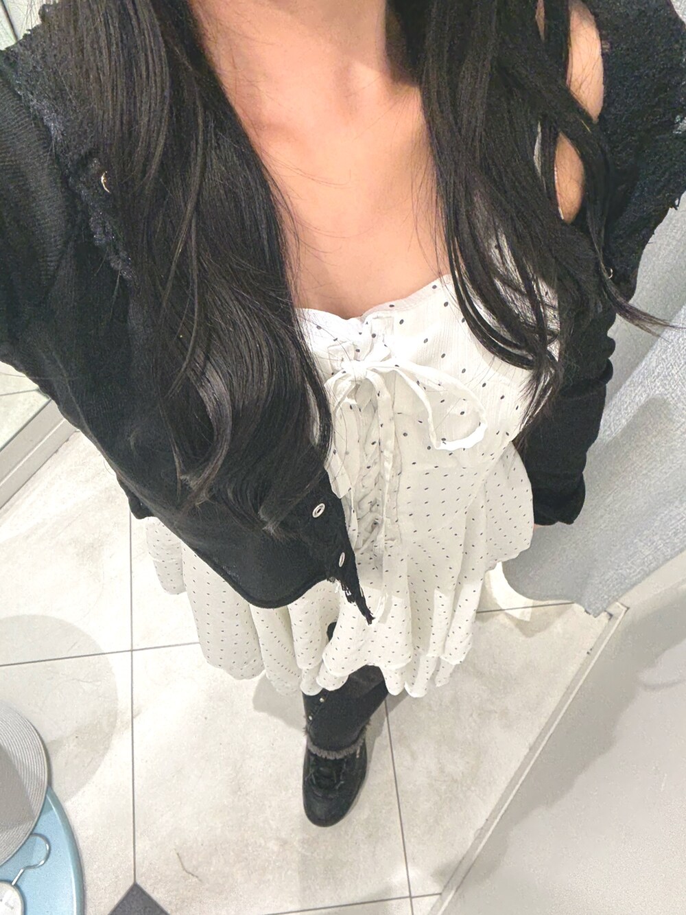 ブラック系のカーディガン/ボレロ、ホワイト系のワンピース、ブラック系のデニムパンツを着用したレディースの夏コーディネートの3枚目の写真