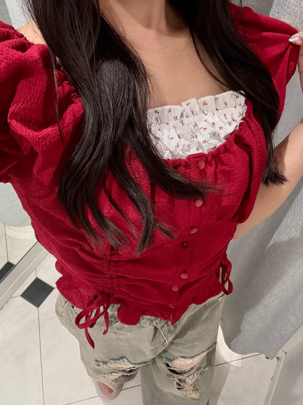 レッド系のシャツ/ブラウス、ブルー系のデニムパンツ、ベージュ系のサンダルを着用したレディースの夏コーディネートの3枚目の写真