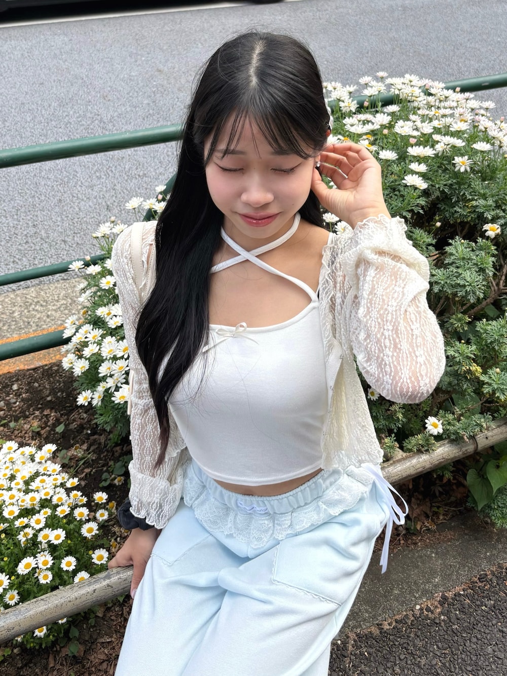 ブルー系のスウェットパンツ、ホワイト系のカーディガン/ボレロ、ホワイト系のその他シューズを着用したレディースの春コーディネートの2枚目の写真