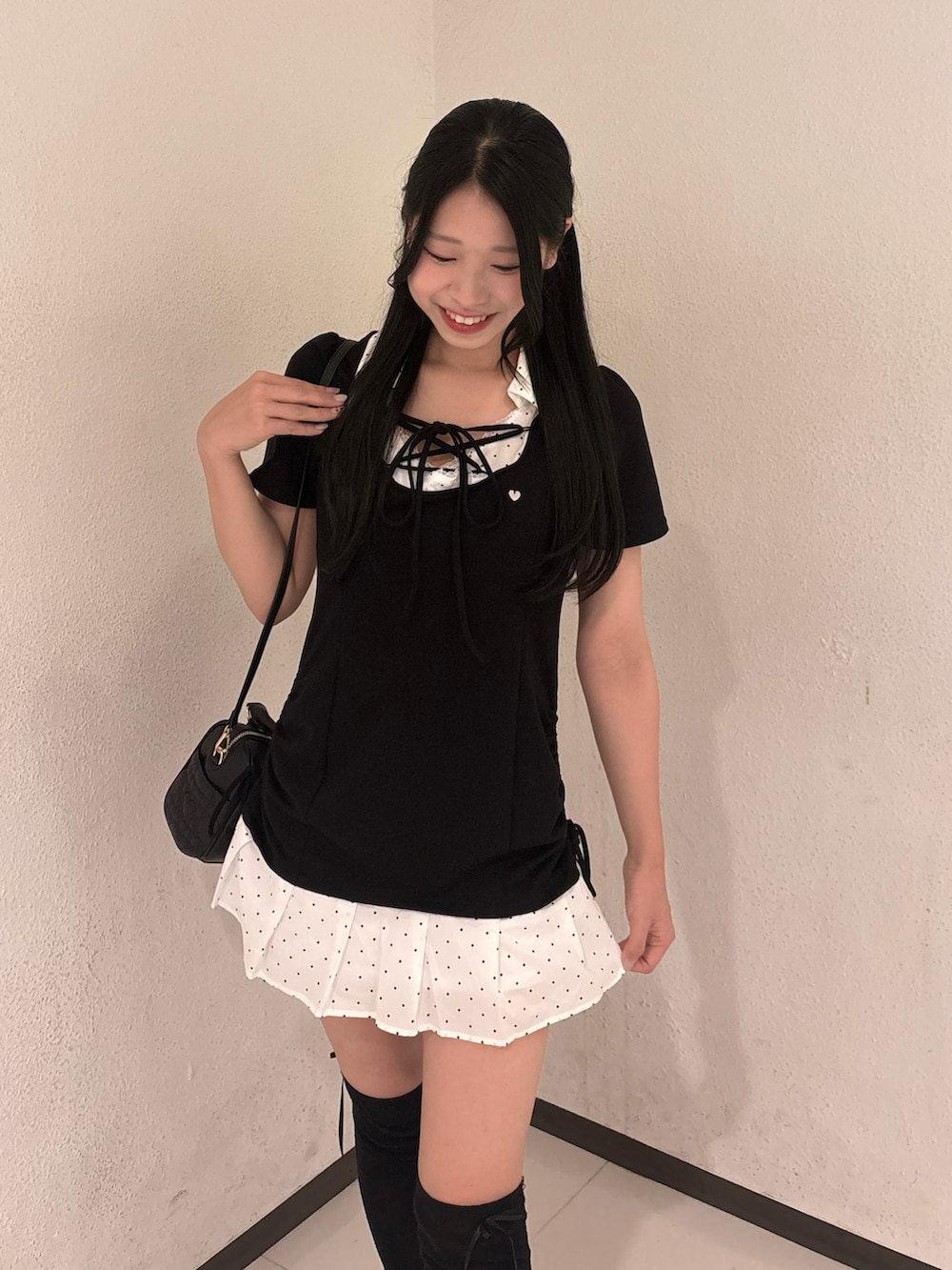 ブラック系のワンピース、ブラック系のボストンバッグを着用したレディースの夏コーディネートの2枚目の写真