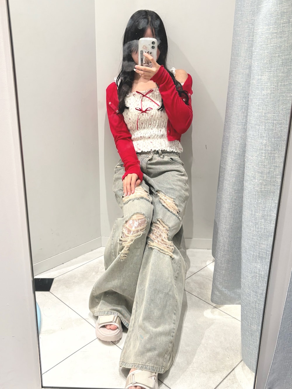 ブルー系のデニムパンツ、ホワイト系のキャミソール、レッド系のカーディガン/ボレロを着用したレディースの夏コーディネートの2枚目の写真