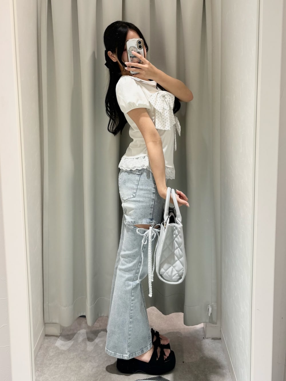 ホワイト系のTシャツ/カットソー、ブルー系のデニムパンツ、グレー系のショルダーバッグを着用したレディースの春コーディネートの3枚目の写真