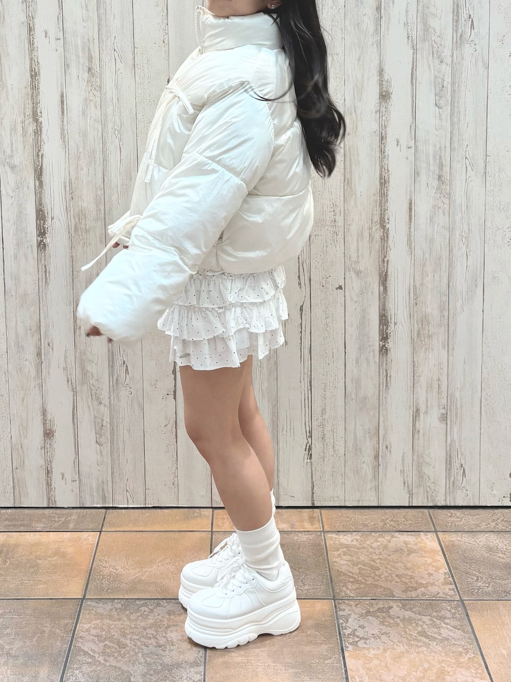 ホワイト系のダウンジャケット/コート、ホワイト系のスニーカー、その他のその他パンツを着用したレディースの秋コーディネートの2枚目の写真