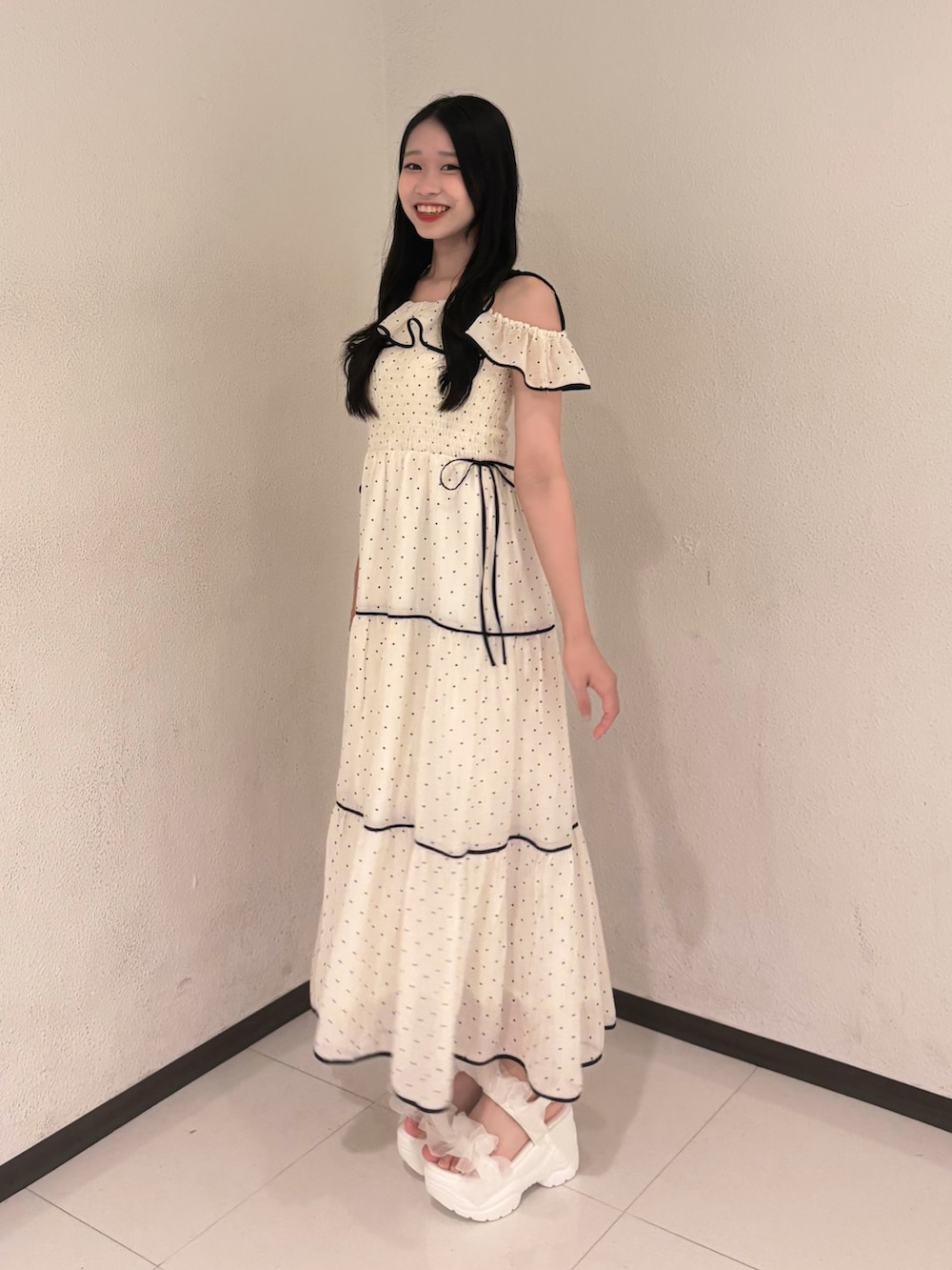 その他のワンピース、ホワイト系のサンダル、ブラック系のボストンバッグを着用したレディースの夏コーディネートの2枚目の写真