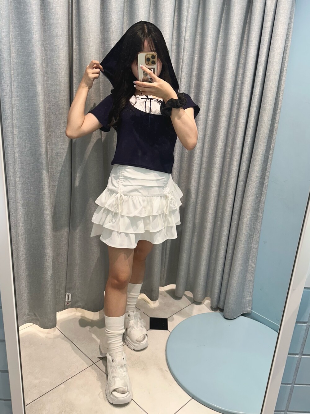 ホワイト系のスカート、ブルー系のTシャツ/カットソー、ホワイト系のサンダルを着用したレディースの夏コーディネートの2枚目の写真