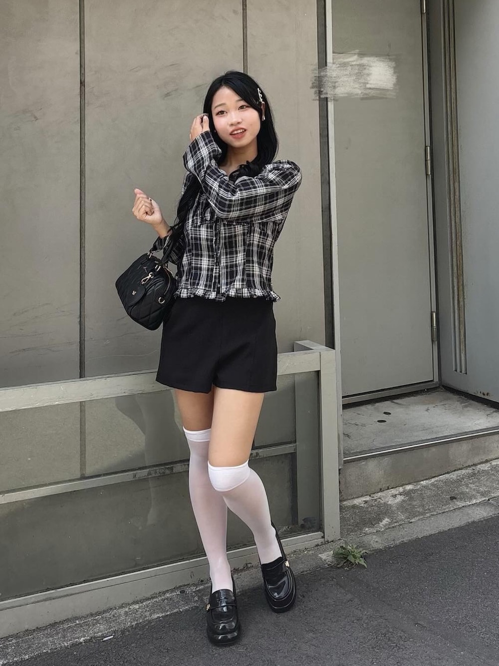 ブラック系のシャツ/ブラウス、ブラック系のその他パンツ、ブラック系のローファーを着用したレディースの夏コーディネートの2枚目の写真