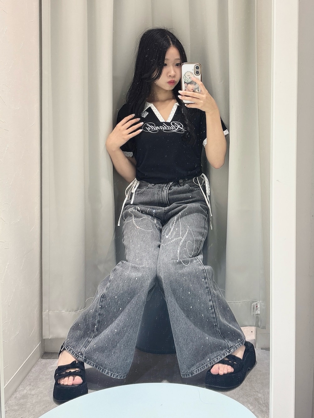 ブラック系のその他パンツ、ブラック系のTシャツ/カットソー、ブラック系のボストンバッグを着用したレディースの春コーディネートの2枚目の写真
