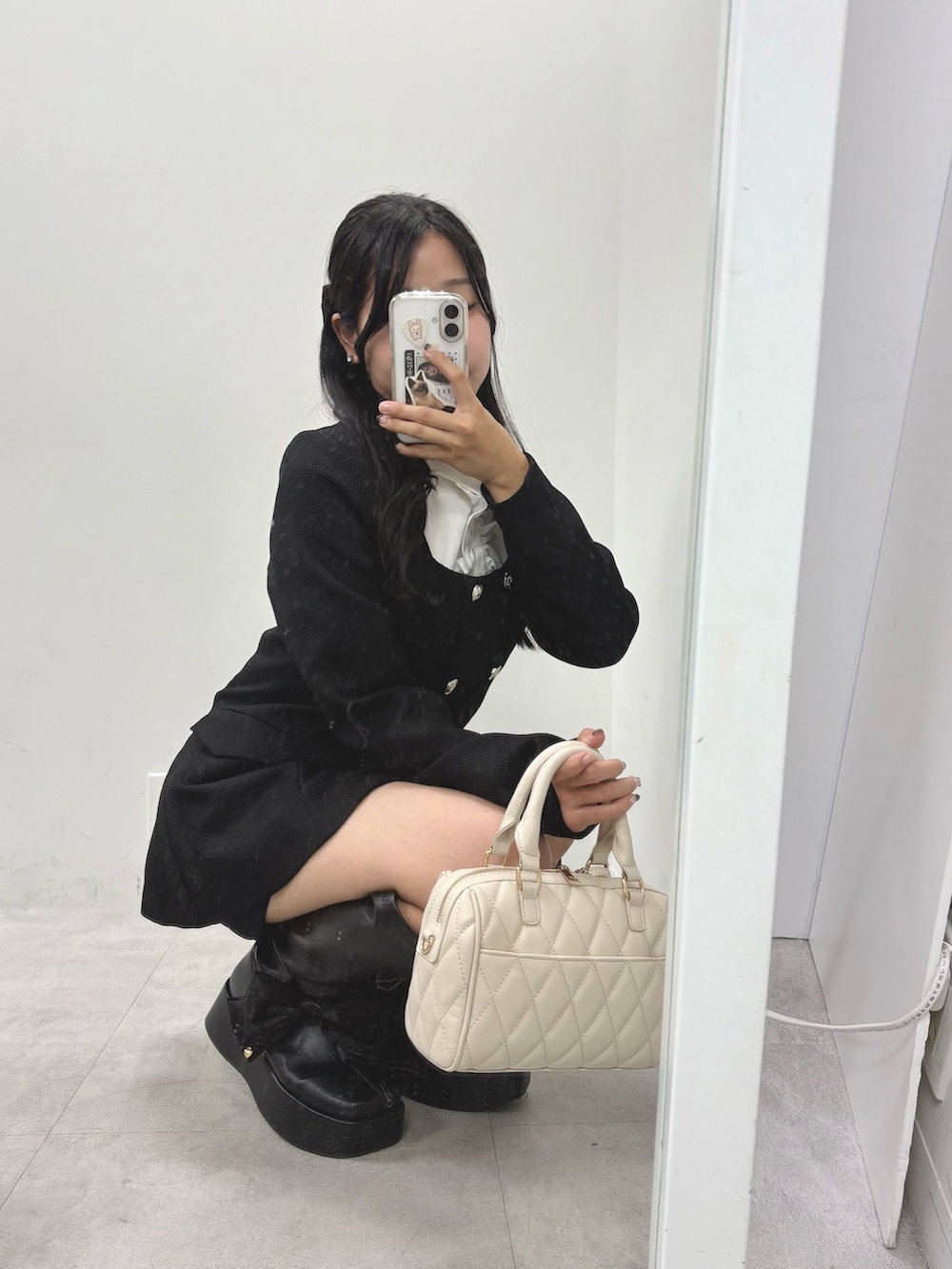 ブラック系のノーカラージャケット、ブラック系のブーツ、ブラック系のその他パンツを着用したレディースの秋コーディネートの3枚目の写真